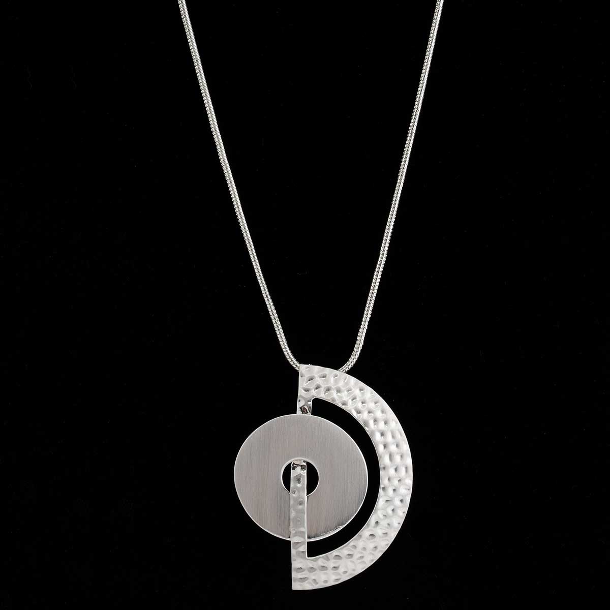 NECKLACE HAMMERED MEDALLION 18IN