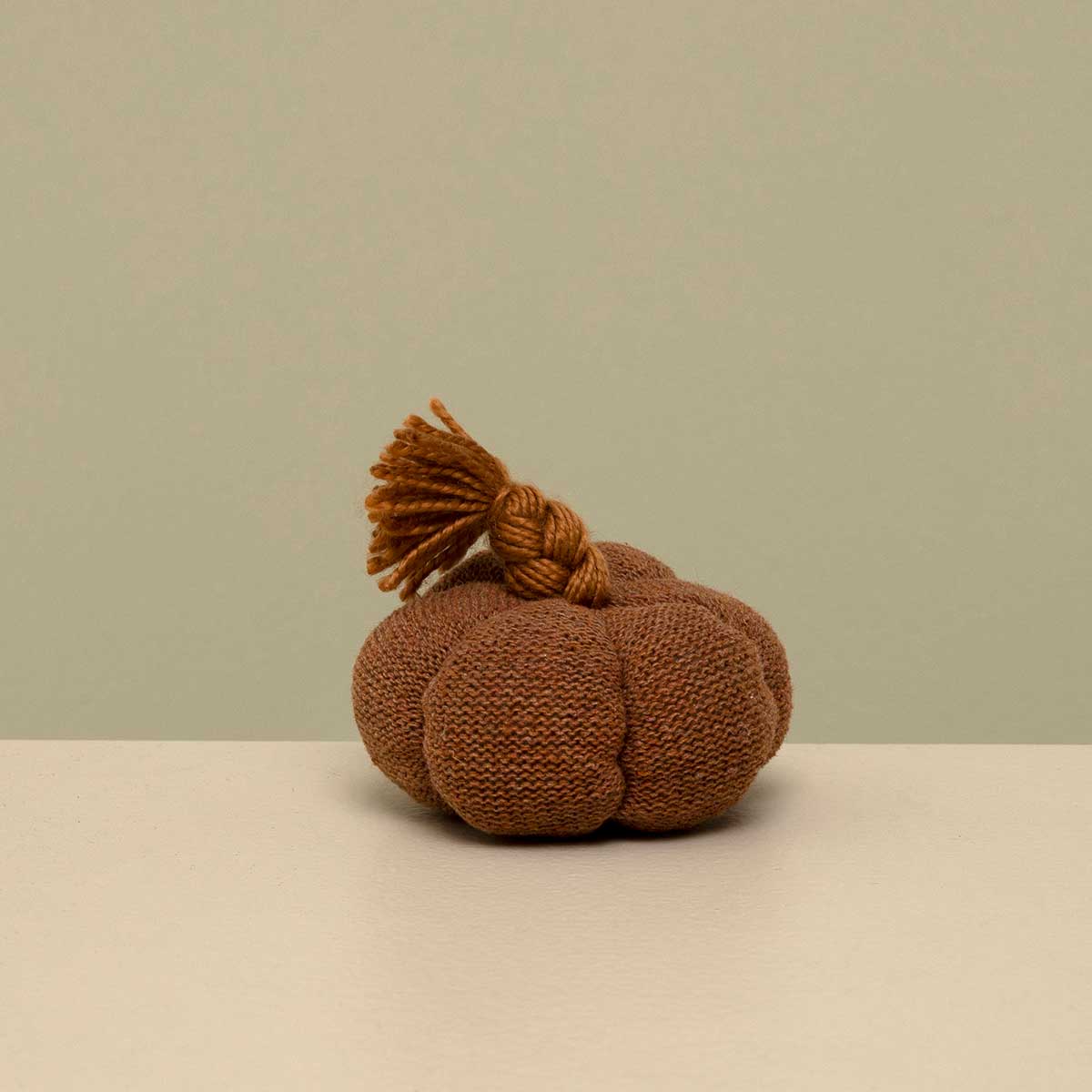 KNIT PUMPKIN PLUSH CLAY WITH BRAIDED STEM SMALL 4"X2.5" - Click Image to Close
