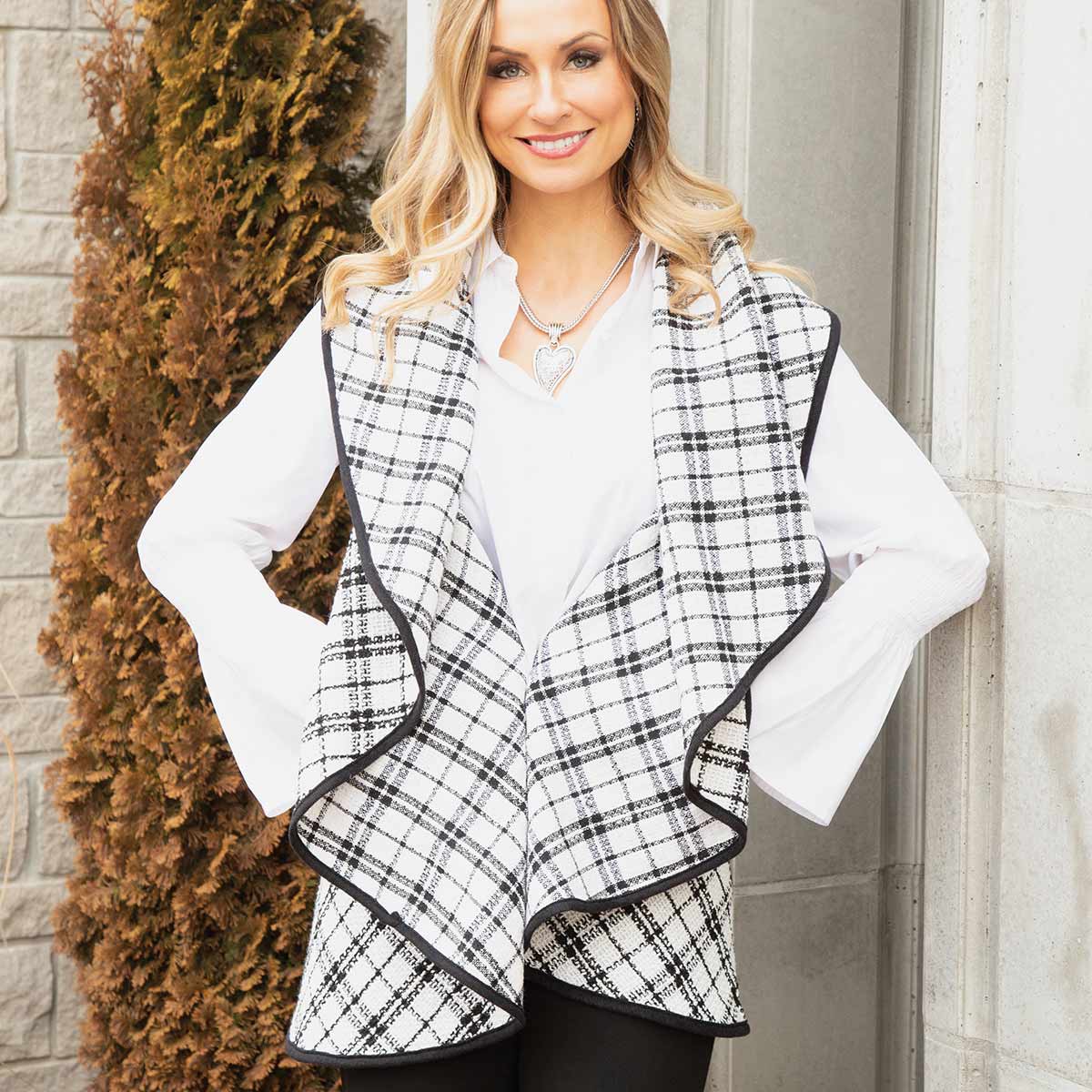 b50 CAPE PLAID WHITE/BLACK 45IN X 38IN ONE SIZE FITS MOST TWILL - Click Image to Close