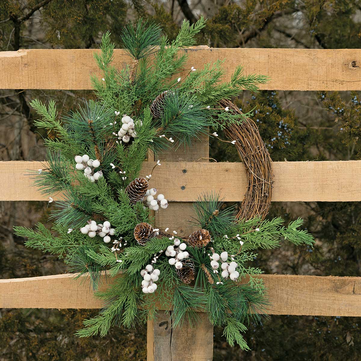 WHITE BERRY/PINE HALF WREATH WITH WHITE PIP BERRIES - Click Image to Close
