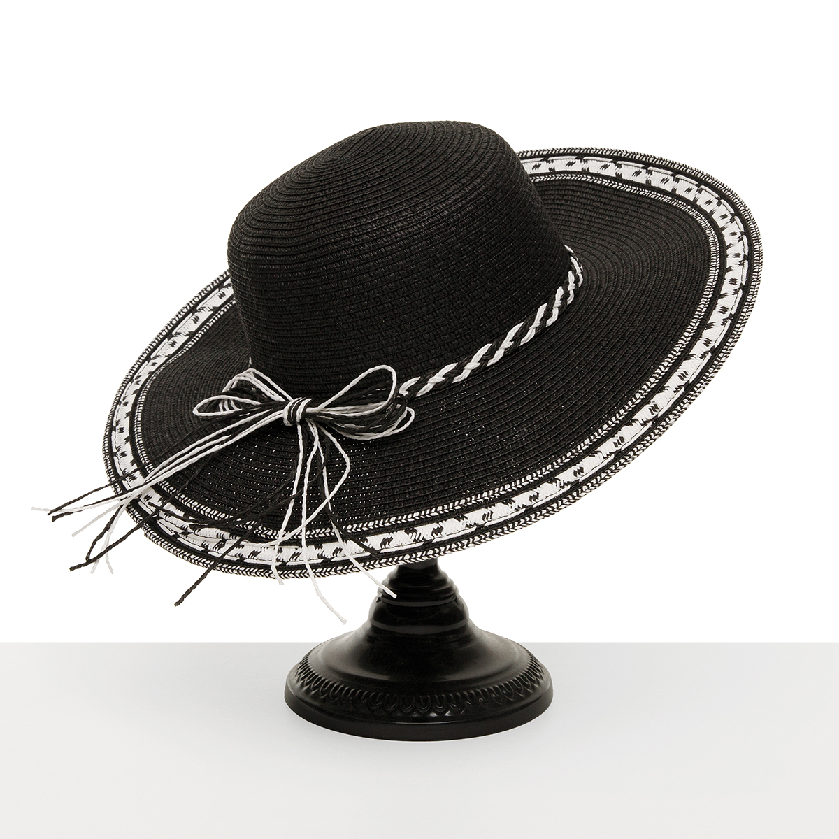 HAT BLACK WHITE ACCENT AND TRIM